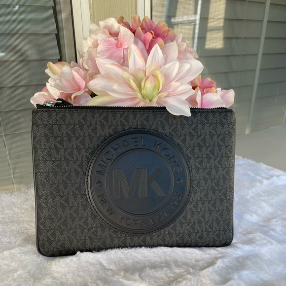 Michael Kors black Fulton clutch wristlet - Picture 1 of 6